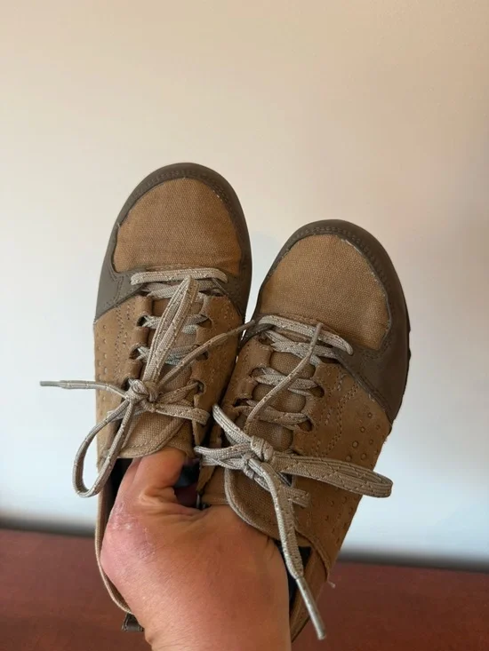 Women’s Patagonia Canvas and Suede Lace-Up Shoes - Taupe/ size 7 - Picture 4 of 7